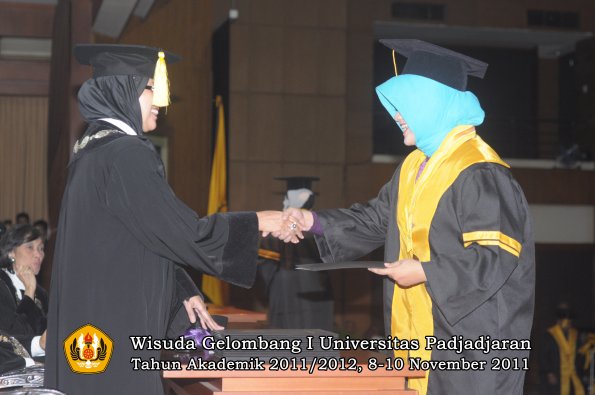 wisuda-fakultas-ekonomi-dan-bsnis-oleh-dekan-091