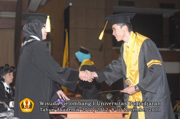 wisuda-fakultas-ekonomi-dan-bsnis-oleh-dekan-092