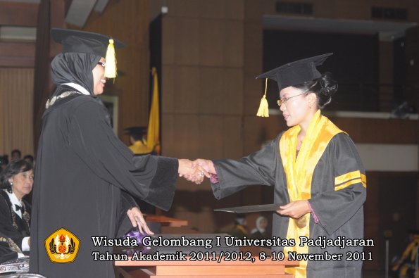 wisuda-fakultas-ekonomi-dan-bsnis-oleh-dekan-093