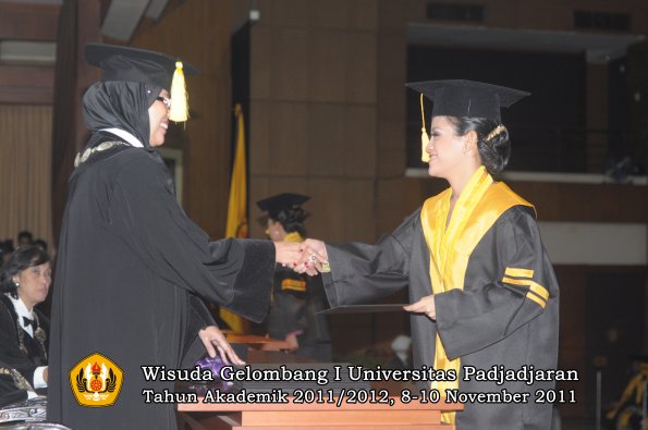 wisuda-fakultas-ekonomi-dan-bsnis-oleh-dekan-094