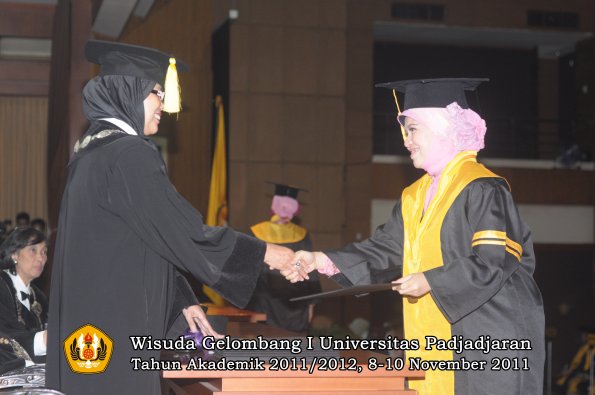 wisuda-fakultas-ekonomi-dan-bsnis-oleh-dekan-096