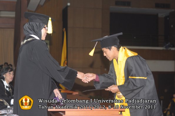 wisuda-fakultas-ekonomi-dan-bsnis-oleh-dekan-098