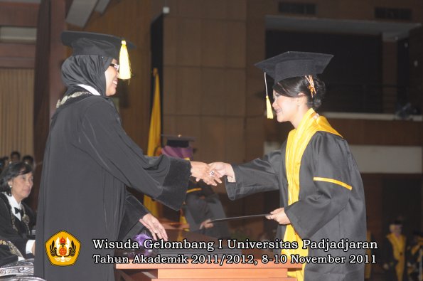 wisuda-fakultas-ekonomi-dan-bsnis-oleh-dekan-100