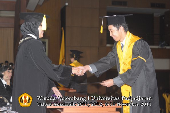 wisuda-fakultas-ekonomi-dan-bsnis-oleh-dekan-101