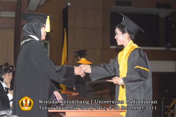wisuda-fakultas-ekonomi-dan-bsnis-oleh-dekan-102