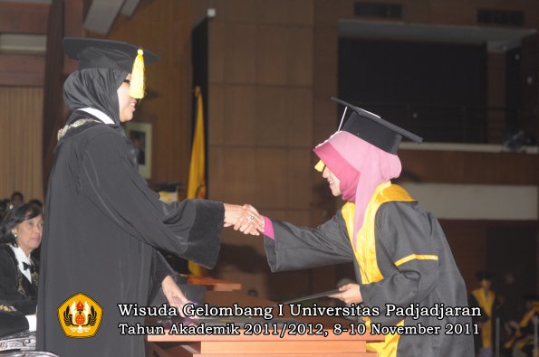 wisuda-fakultas-ekonomi-dan-bsnis-oleh-dekan-105