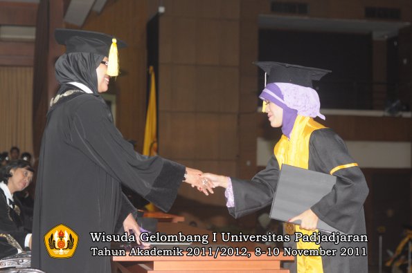 wisuda-fakultas-ekonomi-dan-bsnis-oleh-dekan-106