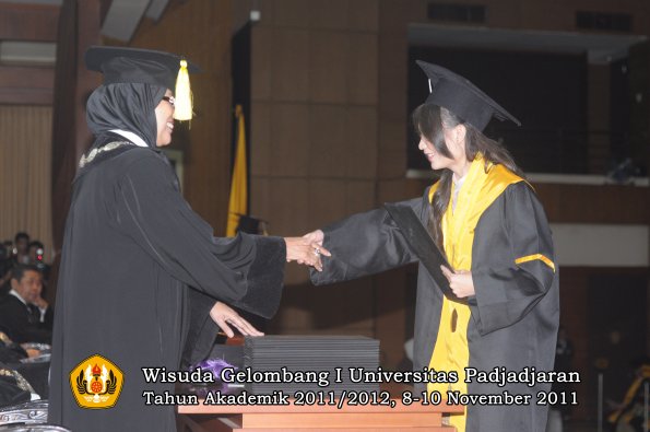 wisuda-fakultas-ekonomi-dan-bsnis-oleh-dekan-121