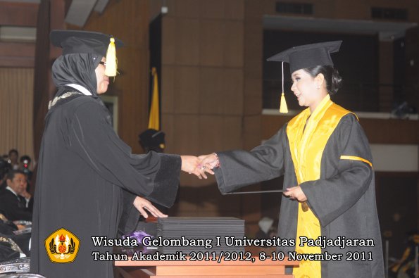 wisuda-fakultas-ekonomi-dan-bsnis-oleh-dekan-122