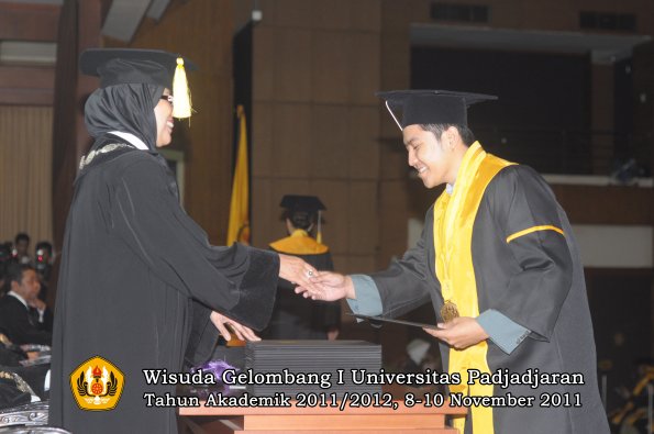 wisuda-fakultas-ekonomi-dan-bsnis-oleh-dekan-123