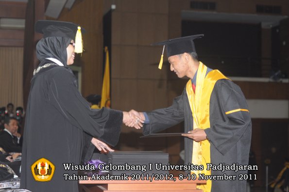 wisuda-fakultas-ekonomi-dan-bsnis-oleh-dekan-124