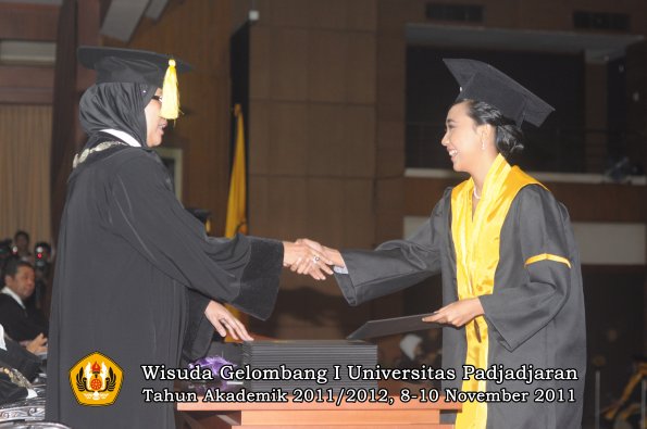 wisuda-fakultas-ekonomi-dan-bsnis-oleh-dekan-125