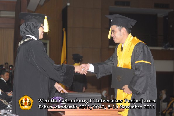 wisuda-fakultas-ekonomi-dan-bsnis-oleh-dekan-126