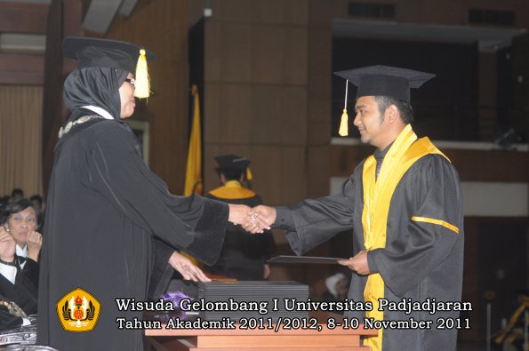 wisuda-fakultas-ekonomi-dan-bsnis-oleh-dekan-127