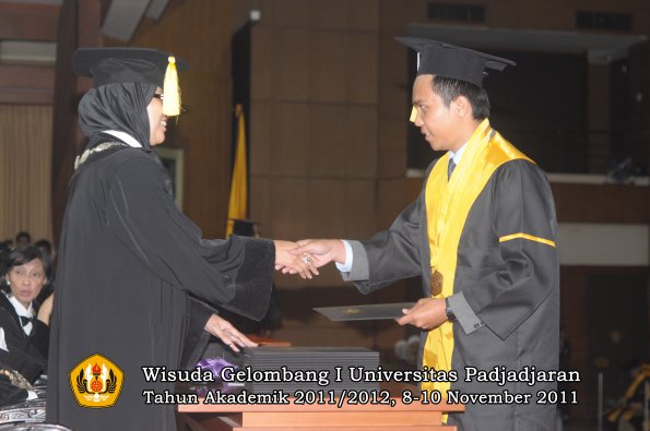wisuda-fakultas-ekonomi-dan-bsnis-oleh-dekan-128