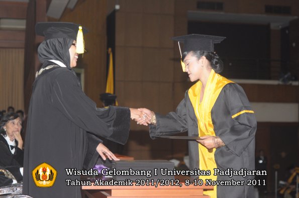 wisuda-fakultas-ekonomi-dan-bsnis-oleh-dekan-129