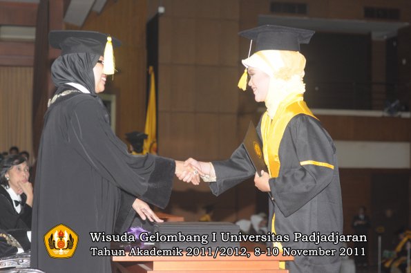 wisuda-fakultas-ekonomi-dan-bsnis-oleh-dekan-130
