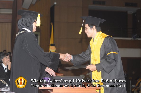 wisuda-fakultas-ekonomi-dan-bsnis-oleh-dekan-131