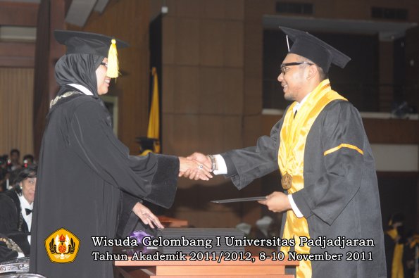 wisuda-fakultas-ekonomi-dan-bsnis-oleh-dekan-132