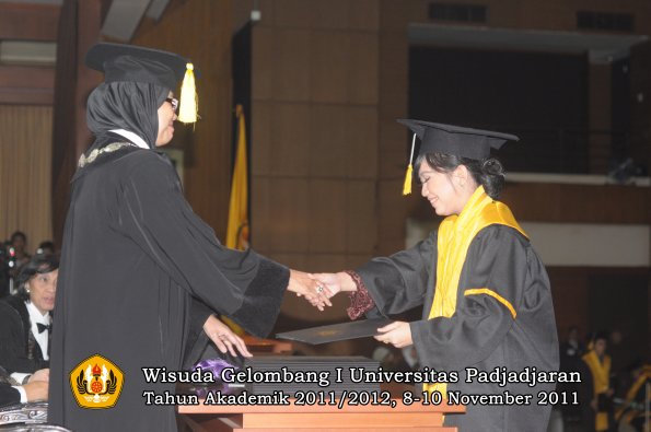 wisuda-fakultas-ekonomi-dan-bsnis-oleh-dekan-133