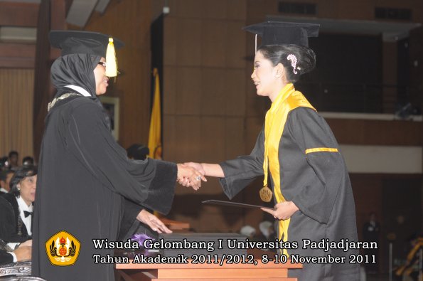 wisuda-fakultas-ekonomi-dan-bsnis-oleh-dekan-134