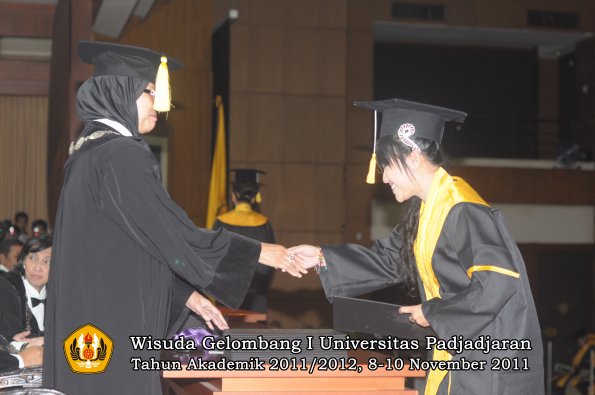 wisuda-fakultas-ekonomi-dan-bsnis-oleh-dekan-135