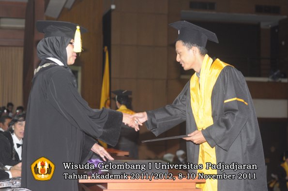 wisuda-fakultas-ekonomi-dan-bsnis-oleh-dekan-136