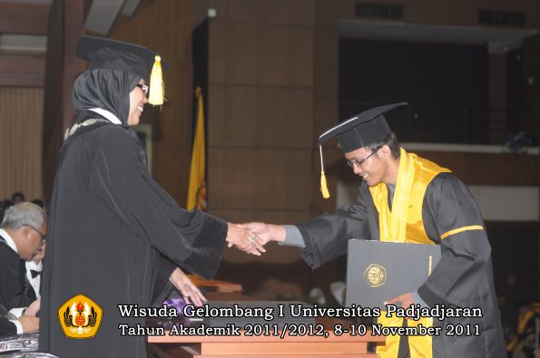 wisuda-fakultas-ekonomi-dan-bsnis-oleh-dekan-137