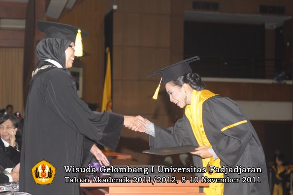 wisuda-fakultas-ekonomi-dan-bsnis-oleh-dekan-138