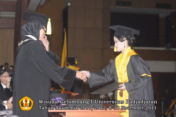 wisuda-fakultas-ekonomi-dan-bsnis-oleh-dekan-139