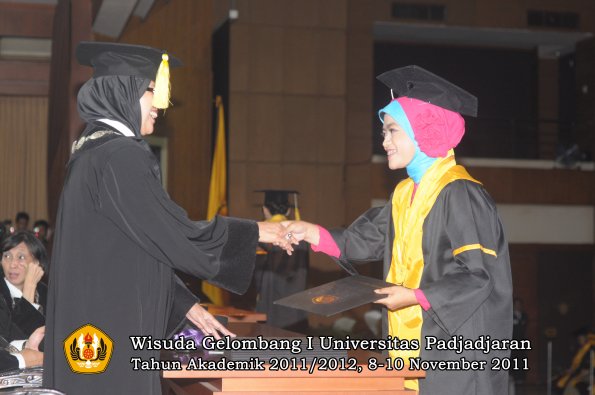 wisuda-fakultas-ekonomi-dan-bsnis-oleh-dekan-140
