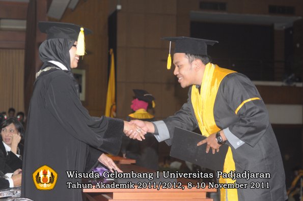 wisuda-fakultas-ekonomi-dan-bsnis-oleh-dekan-141