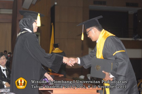 wisuda-fakultas-ekonomi-dan-bsnis-oleh-dekan-142
