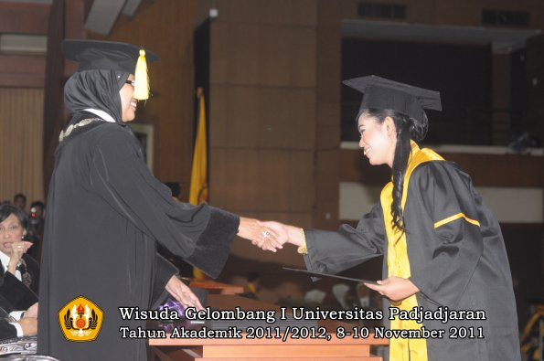 wisuda-fakultas-ekonomi-dan-bsnis-oleh-dekan-143
