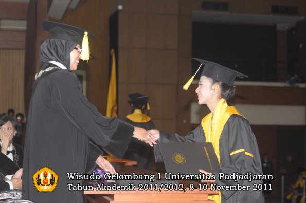 wisuda-fakultas-ekonomi-dan-bsnis-oleh-dekan-144