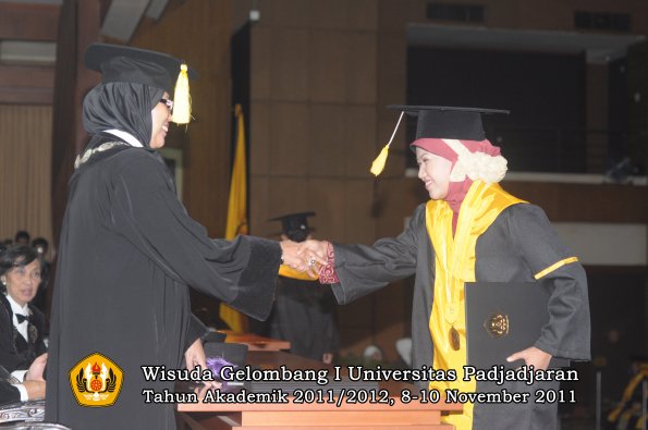 wisuda-fakultas-ekonomi-dan-bsnis-oleh-dekan-145