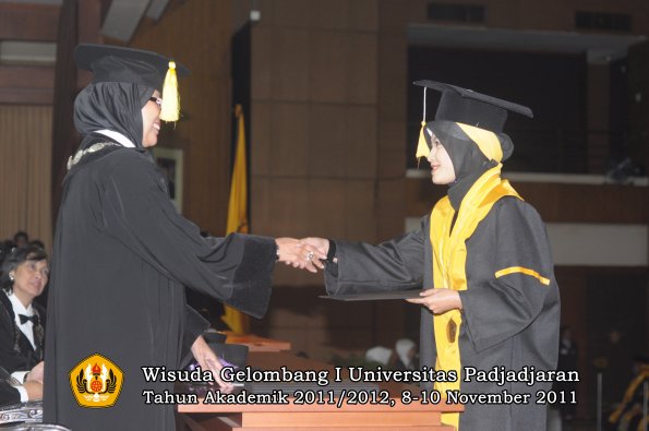 wisuda-fakultas-ekonomi-dan-bsnis-oleh-dekan-146