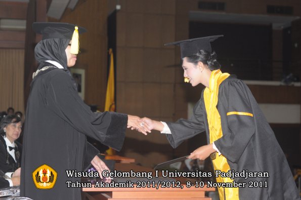 wisuda-fakultas-ekonomi-dan-bsnis-oleh-dekan-147