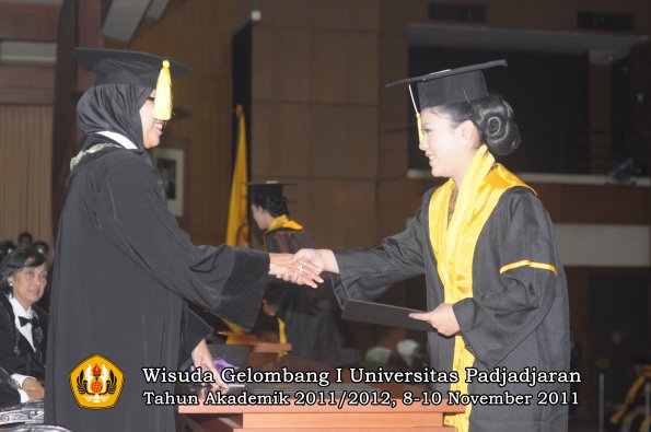 wisuda-fakultas-ekonomi-dan-bsnis-oleh-dekan-148