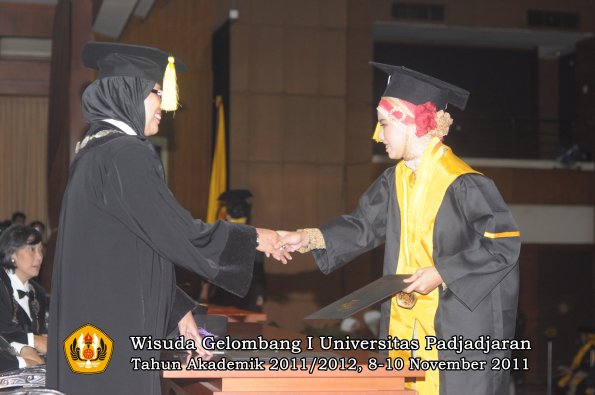 wisuda-fakultas-ekonomi-dan-bsnis-oleh-dekan-149