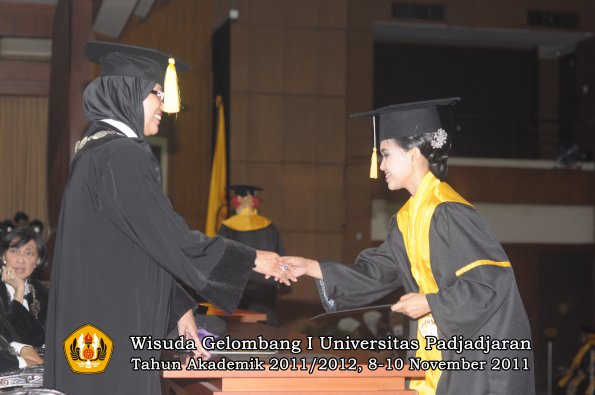wisuda-fakultas-ekonomi-dan-bsnis-oleh-dekan-150