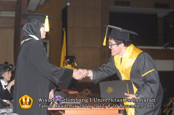 wisuda-fakultas-ekonomi-dan-bsnis-oleh-dekan-151