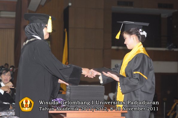 wisuda-fakultas-ekonomi-dan-bsnis-oleh-dekan-152