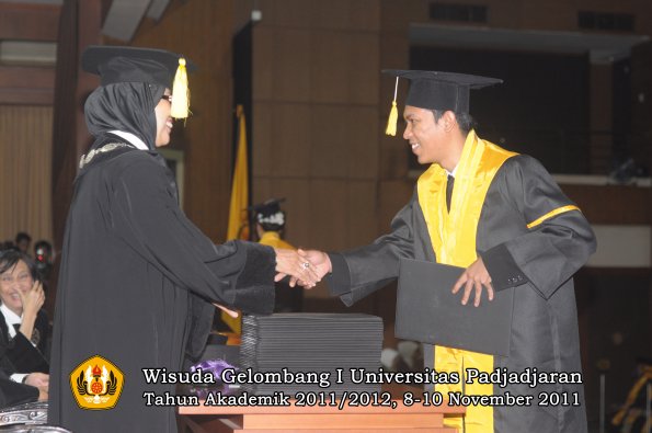 wisuda-fakultas-ekonomi-dan-bsnis-oleh-dekan-153