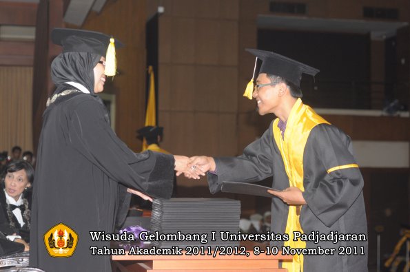wisuda-fakultas-ekonomi-dan-bsnis-oleh-dekan-154