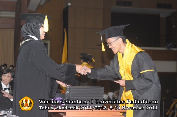 wisuda-fakultas-ekonomi-dan-bsnis-oleh-dekan-155