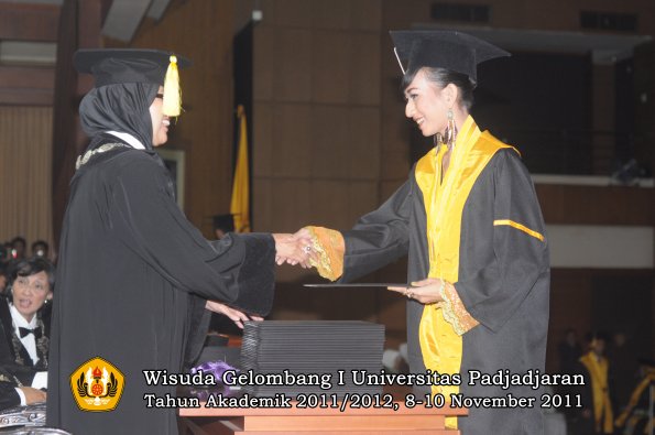 wisuda-fakultas-ekonomi-dan-bsnis-oleh-dekan-156