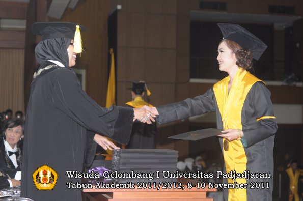 wisuda-fakultas-ekonomi-dan-bsnis-oleh-dekan-157