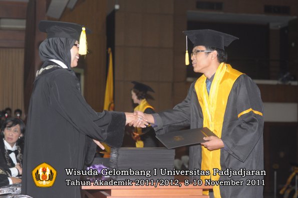 wisuda-fakultas-ekonomi-dan-bsnis-oleh-dekan-158