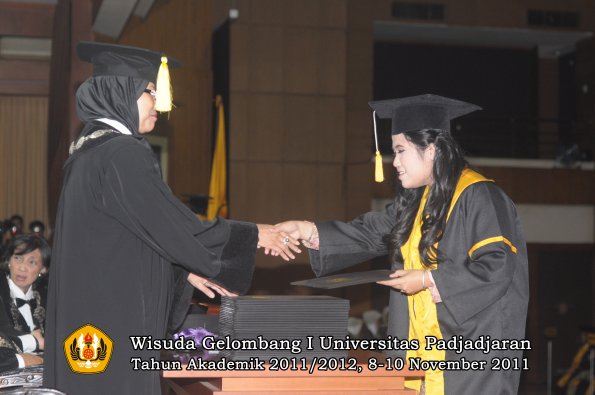 wisuda-fakultas-ekonomi-dan-bsnis-oleh-dekan-159